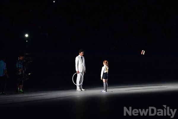 ▲ 굴렁쇠 소녀 퍼포먼스에 등장한 배우 장동건.ⓒ정재훈 기자