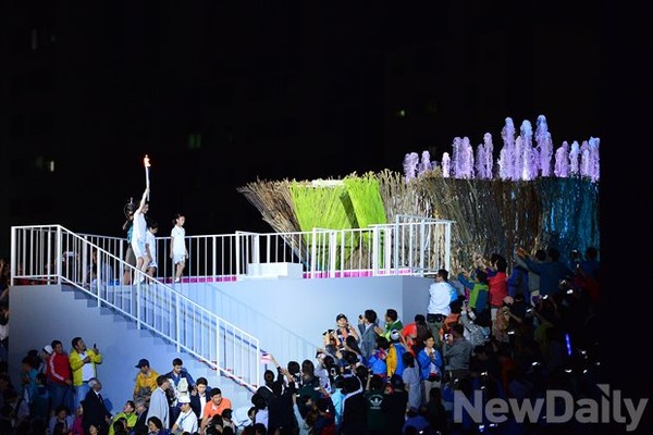 ▲ 성화봉송 마지막 주자로 나선 배우 이영애.ⓒ정재훈 기자