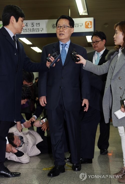 ▲ ▲ 저축은행에서 불법 자금을 받은 혐의로 불구속 기소된 박지원 의원이 서울 서초구 서초동 서울고등법원에서 열린 첫 공판에 출석하기 전 기자들의 질문에 대답하고 있다. 한 저축은행 피해자가 대답하는 박 의원에게 억울함을 호소하고 있다. ⓒ연합뉴스