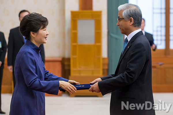 ▲ 지난 6월 송광용 교육문화수석이 박근혜 대통령으로부터 임명장을 받고 있다. ⓒ 자료사진