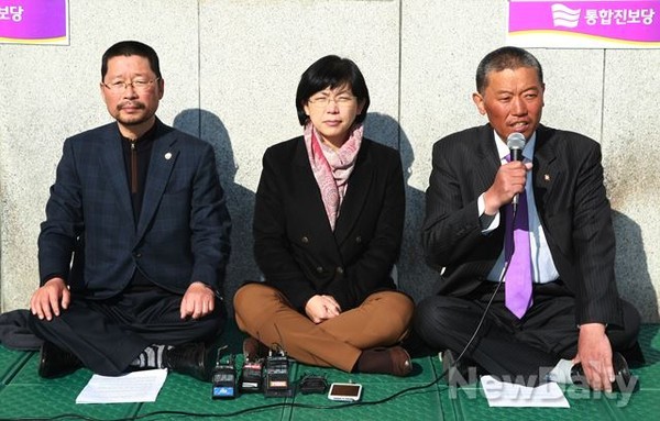 ▲ 통합진보당 오병윤(왼쪽), 이정희 대표(가운데), 김선동 전 의원이 지난해 11월 29일 서울 여의도 국회의사당 본청 앞 농성장에서 정당해산 심판청구 항의단식을 24일만에 중단하면서 기자회견문을 낭독하고 있다.ⓒ이종현 기자