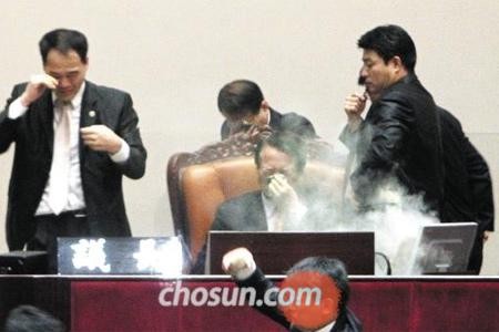 ▲ 지난 2011년 11월 22일 한·미 FTA 통과를 막기 위해 민노당 김선동 의원이 최루탄을 터뜨리던 모습.ⓒ조선일보