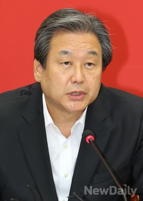 ▲ 지난 2011년 11월 22일 한·미 FTA 통과를 막기 위해 민노당 김선동 의원이 최루탄을 터뜨리던 모습.ⓒ조선일보