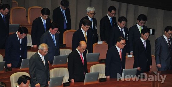 ▲ 지난 1일 열린 정기국회 개회식에서 국회의원들이 순국선열에 대해 묵념하고 있다. ⓒ이종현 기자