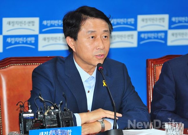 ▲ 새정치민주연합 조정식 사무총장은 박근혜 대통령의 세비 반납 발언에 대해 "대통령의 의무는 어떻게 되는 거냐"고 반발해, 말꼬리를 잡는다는 비판을 받고 있다. ⓒ이종현 기자