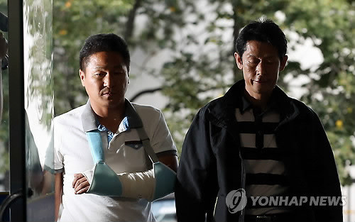 ▲ [대리기사 폭행사건]의 김병권 전 세월호 가족대책위 위원장(왼쪽)과 김형기 전 수석부위원장이 19일 오후 조사를 받기 위해 서울 영등포경찰서에 출석하고 있다. ⓒ연합뉴스