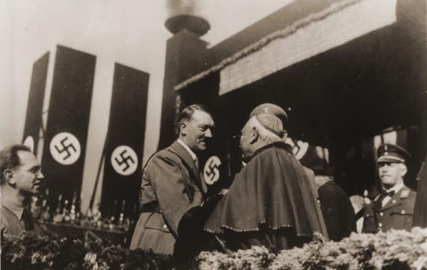 한 추기경과 악수하는 히틀러. 히틀러는 카톨릭 신자였다. [자료사진]