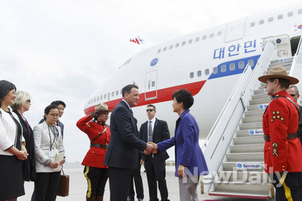 박근혜 대통령이 20일(이하 현지시간) 첫 번째 방문국인 캐나다 오타와에 도착, 국빈방문 일정에 돌입했다. ⓒ 뉴데일리(청와대 제공)