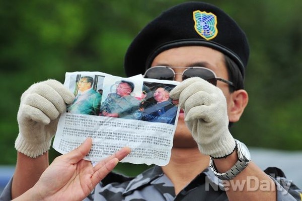 ▲ 북한인권단체 '자유북한운동연합'이 21일, 오두산 통일전망대에서 날려보낸 전단지 내용. 김씨 일가 사진이 보인다. [자료사진]