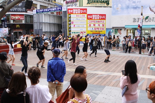 ▲ ⓒ동성로에서 열린 대경대 학생들의 세계평화 플래쉬 몹을 많은 시민들이 관심있게 지켜보고 있다