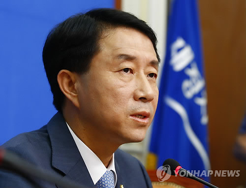 ▲ 새정치민주연합 조정식 사무총장이 21일 여의도 국회 당대표회의실에서 비대위원 명단을 발표하고 있다 ⓒ연합뉴스