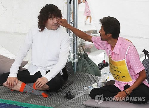 ▲ 지난 8월4일 세월호 떼농성 중인 가수 김장훈씨와 김영오씨. ⓒ연합뉴스