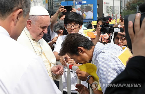 ▲ 프란치스코 교황이 지난 8월16일 광화문광장에서 열린 시복식에서 김영오씨를 위로하고 있다. ⓒ연합뉴스