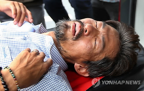 ▲ 지난 8월22일 떼단식을 주도하다 병원에 실려가는 김영오씨. ⓒ연합뉴스