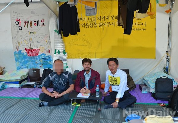 ▲ 지난 9월13일 광화문 떼농성장에서 새정치민주연합 정청래 의원과 다정하게 사진을 찍고 있는 김영오씨. ⓒ뉴데일리 DB