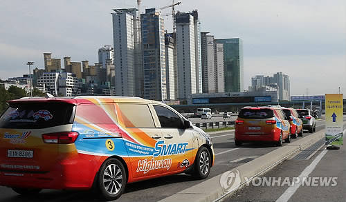 ▲ 지난 18일 한국도로공사 스마트하이웨이사업단 차량이 경부고속도로 서울요금소-수원나들목 구간에서 차량 간 무선통신(WAVE) 기술을 이용해 교통사고를 줄일 수 있는 첨단 고속도로 기술 시연을 하고 있다.ⓒ연합뉴스