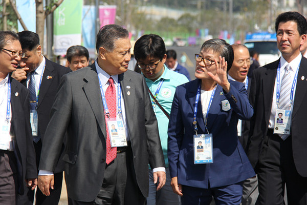 ▲ 선수촌을 방문한 모리 전 총리.ⓒ인천AG조직위