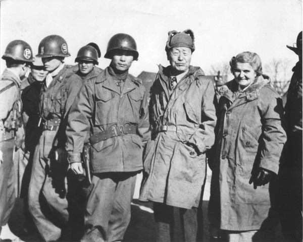 ▲ 전선을 시찰하는 이승만과 프란체스카.