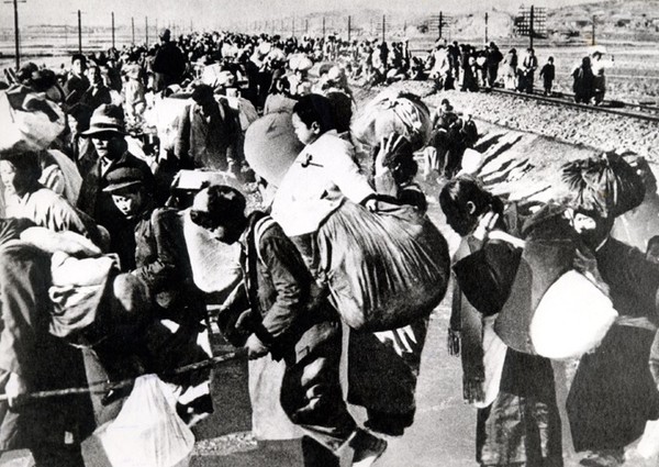 ▲ 1.4후퇴로 서울을 떠나는 피난민들.