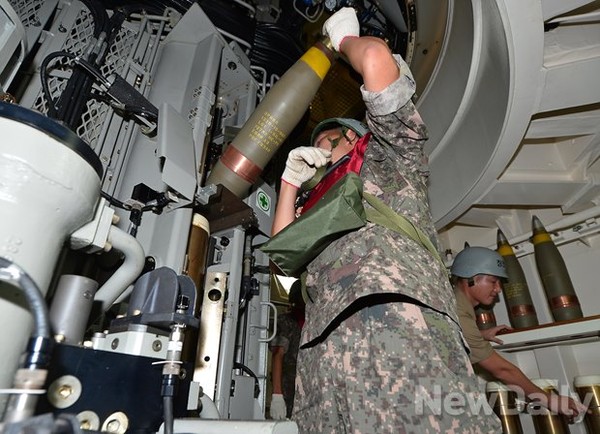 ▲ 5인치 함포는 기본적으로 자동장전식이다. 하지만 권총의 탄창처럼 무기담당 부사관이 미리 탄창에 탄을 채워 놓는다.ⓒ정상윤 기자