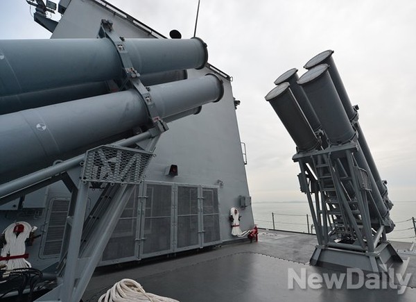 ▲ 해성 함대함 순항 미사일 발사관. 해성은 국내 기술로 독자 개발에 성공한 함대함 순항 미사일로 150km 떨어진 적함에 대한 공격을 담당한다. 1발당 20억원으로 다소 비싸지만 미국제 하푼보다 사정거리가 길다.ⓒ정상윤 기자