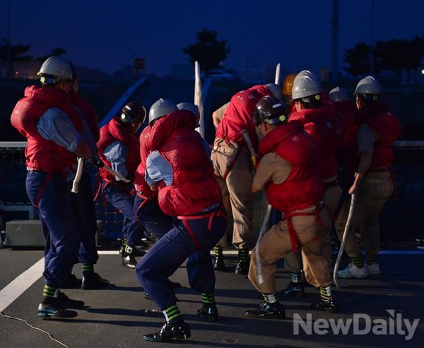 ▲ 왕건함의 갑판요원이 출항을위해 정박용 계류색을 회수하고 있다.ⓒ뉴데일리 정상윤