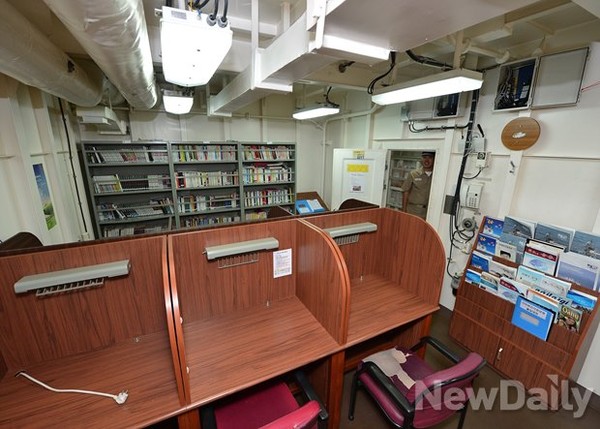 ▲ 왕건함의 도서관겸 사이버지식 정보방(PC방). 인터넷 사용을 위한 PC는 정박중에만 설치한다.ⓒ정상윤 기자