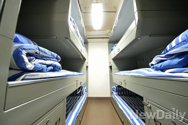 ▲ 타함에 비교하면 거주공간이 크다는 왕건함의 수병용 침상. ⓒ정상윤 기자