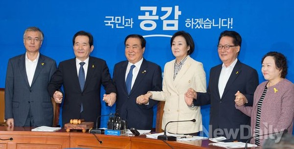 ▲ 22일 열린 새정치민주연합 첫 비상대책위원회 회의 개회를 앞두고 비대위원들이 포즈를 취하고 있다. ⓒ이종현 기자