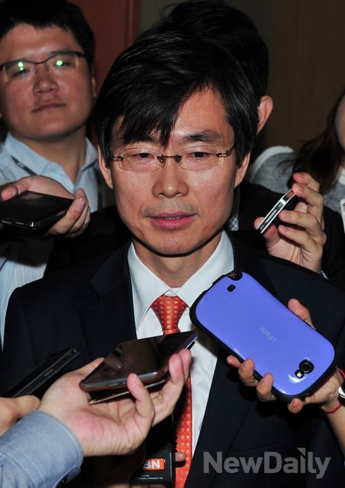 ▲ 조경태 새정치민주연합 의원이 22일 국회 정론관에서 기자회견을 갖고, 비대위 구성의 전면무효화를 촉구하고 있다. ⓒ이종현 기자