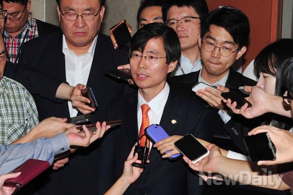 ▲ 조경태 새정치민주연합 의원이 22일 국회 정론관에서 기자회견을 갖고, 비대위 구성의 전면무효화를 촉구하고 있다. ⓒ이종현 기자