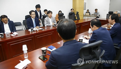 ▲ 새누리당 중도 소장파 의원 모임 '아침소리' 의원들이 22일 오전 국회 의원회관에서 조찬모임을 갖고 정치 현안에 대해 대화를 하고 있다. ⓒ연합뉴스