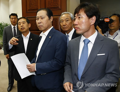 ▲ 새누리당 중도 소장파 의원 모임 '아침소리' 의원들이 22일 오전 국회 의원회관에서 조찬모임을 갖고 정치 현안에 대해 대화를 하고 있다. ⓒ연합뉴스