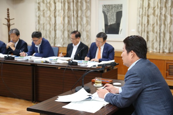 ▲ ⓒ권영진 시장(오른쪽)이 23일 시청 상황실에서 규제개혁 회의를 직접 주재하고 있다.