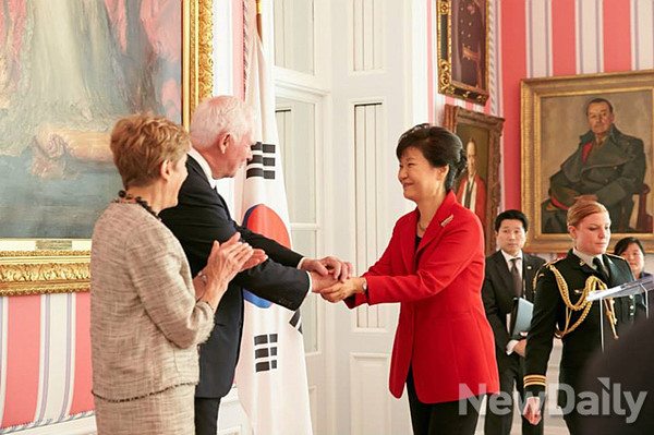 ▲ 21일(현지시간) 캐나다를 국빈방문한 박근혜 대통령이 데이비드 존스턴 총독 부부와 악수를 나누고 있다. ⓒ 뉴데일리