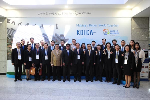 ▲ '개혁연수'에 참가한 베트남 고위관료와 KOICA 직원들이 기념촬영을 했다. [사진: KOICA]