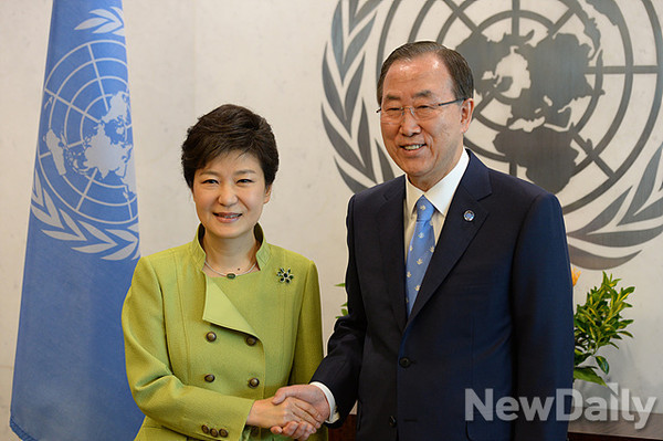 박근혜 대통령은 오는 24일 미국 뉴욕 UN본부에서 열리는 제69차 UN총회에서 기조연설을 갖는다. 사진은 박근혜 대통령과 반기문 유엔 사무총장. 자료사진 ⓒ 뉴데일리