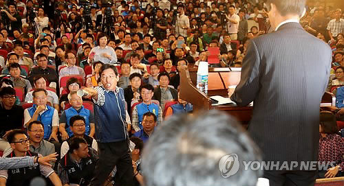 ▲ 공무원노조원들이 22일 오전 국회 의원회관 대회의실에서 열릴 예정이었던 공무원연금 개혁 정책토론회에서 연금개혁에 항의하고 있다. ⓒ연합뉴스