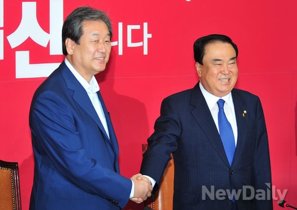 ▲ 새누리당 김무성 대표최고위원과 새정치민주연합 문희상 비상대책위원장이 22일 오후 국회 새누리당 대표최고위원 회의실에서 만나 악수를 나누고 있다. ⓒ이종현 기자