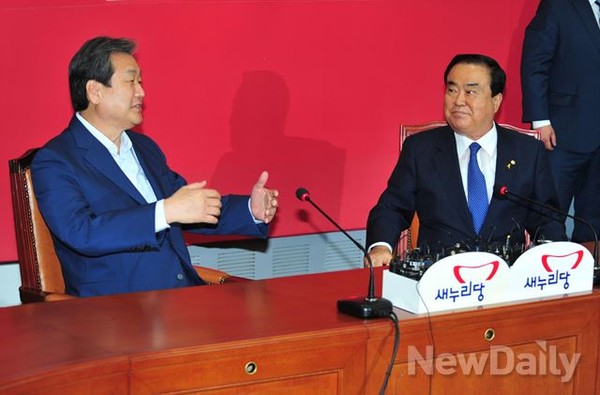 ▲ 새누리당 김무성 대표최고위원과 새정치민주연합 문희상 비상대책위원장이 22일 오후 국회 새누리당 대표최고위원 회의실에서 만나 모두발언을 하고 있다. ⓒ이종현 기자