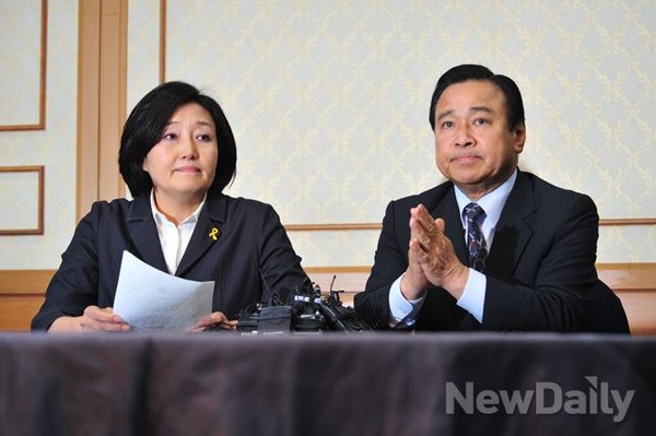 ▲ 새누리당 김무성 대표최고위원과 새정치민주연합 문희상 비상대책위원장간의 22일 합의로 여야 원내대표 대화가 재개될 것으로 보인다. 사진은 지난달 19일 여야 원내대표 2차 합의문을 발표하고 있는 새누리당 이완구 원내대표(오른쪽)와 새정치민주연합 박영선 원내대표. ⓒ이종현 기자