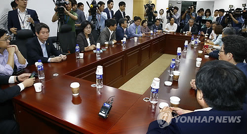 ▲ 22일 여야 당대표 회동 합의에 따라 국회를 정상화하기 위해 넘어야 할 걸림돌은 친노 강경파들의 집단 행동이라는 지적이다. 사진은 지난 17일 의원회관에 모여 새정치민주연합 박영선 국민공감혁신위원장(당시)의 모든 당직 사퇴를 요구하고 있는 긴급 의원 모임 참여 의원들의 모습. ⓒ연합뉴스