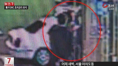 ▲ 김현 의원과 술을 마시던 세월호 유가족들의 대리기사 폭행사건 관련 영상. ⓒTV조선 뉴스화면 캡처