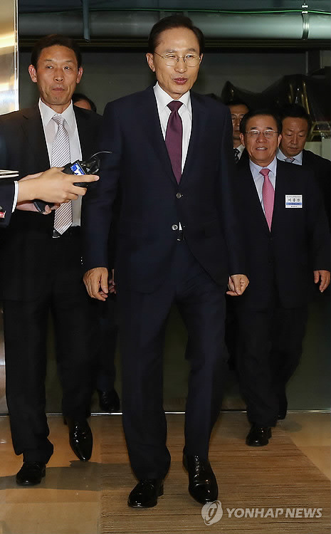 ▲ 이명박 전 대통령이 2일 오후 서울 서초구 팔래스호텔에서 친이계 인사들이 참석한 가운데 열린 '선진한반도포럼' 만찬모임에 참석, 이종찬 전 청와대 민정수석(오른쪽)과 함께 만찬장으로 향하고 있다. ⓒ 연합뉴스