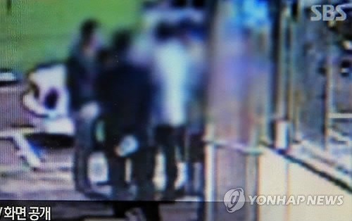 ▲ 지난 17일 새벽 발생한 세월호 유가족 대리기사 폭행 장면이 녹화된 CCTV 화면 [사진=SBS 화면 캡처]ⓒ연합뉴스