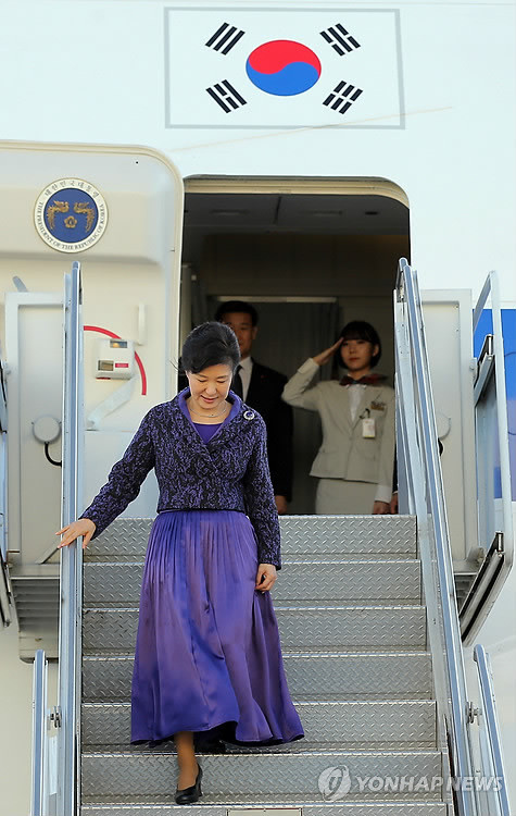 캐나다 국빈방문을 마친 박근혜 대통령이 22일 오후(현지시간) 미국 뉴욕 존에프케네디 공항에 도착, 전용기에서 내리고 있다. ⓒ 연합뉴스