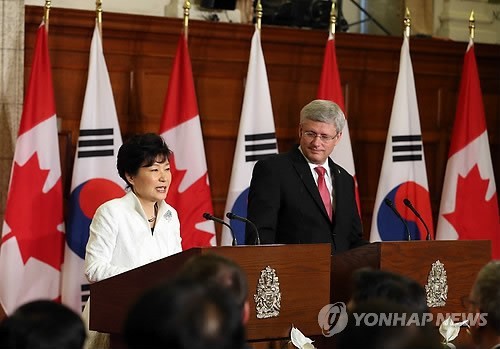 박근혜 대통령과 스티븐 하퍼 캐나다 총리가 22일 오후(현지시간) 캐나다 연방의회에서 공동기자회견을 하고 있다. ⓒ 연합뉴스