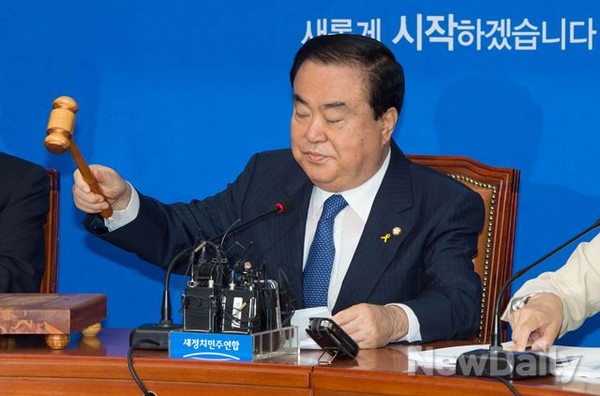 ▲ 새정치민주연합 문희상 비상대책위원장이 22일 비대위 첫 회의의 개회를 선언하며 의사봉을 두드리고 있다. ⓒ이종현 기자