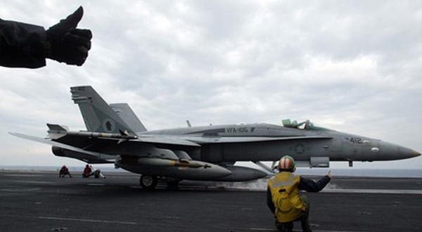 ▲ 美해군 항모에서 이라크 ISIS 공습을 위해 출격하는 F/A-18 수퍼호넷 전투기 [사진: 폭스뉴스 보도화면 캡쳐]