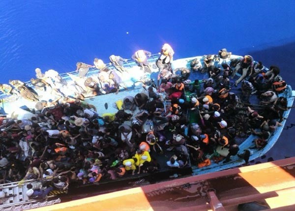 ▲ AMS 페가수스 1호의 난민 구조 당시 모습. 이들은 보름째 이탈리아 인근에 표류 중이었다고 한다. [사진: 당시 보도제공 화면 캡쳐]